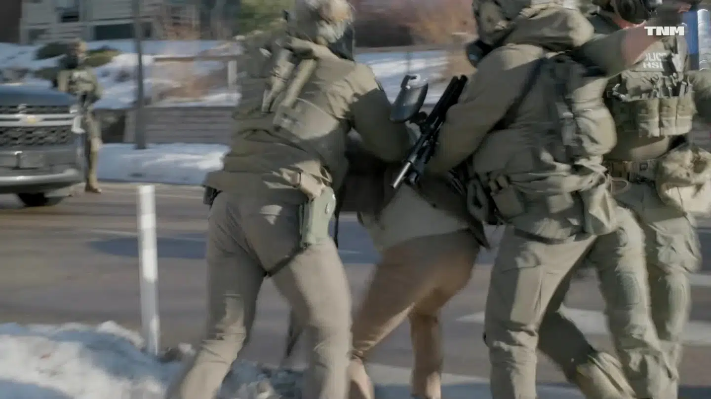 Her ses ICE-betjente lægge Alex Pretti ned på jorden under hændelsen den 13. januar.