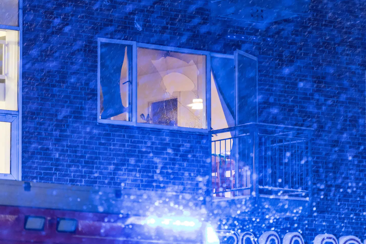 Billeder fra Jyllingevej natten til tirsdag viste, at et vindue i en lejlighed var smadret.