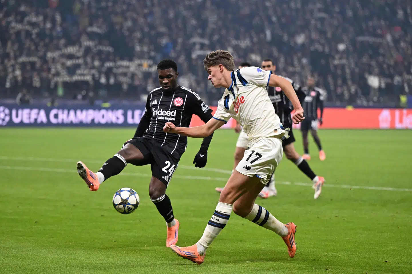 Aurélio Buta (i sort) har i denne sæson spillet seks kampe for Eintracht Frankfurt. To af dem har været i Champions League, mens de øvrige har været i Bundesligaen. (Arkivfoto).