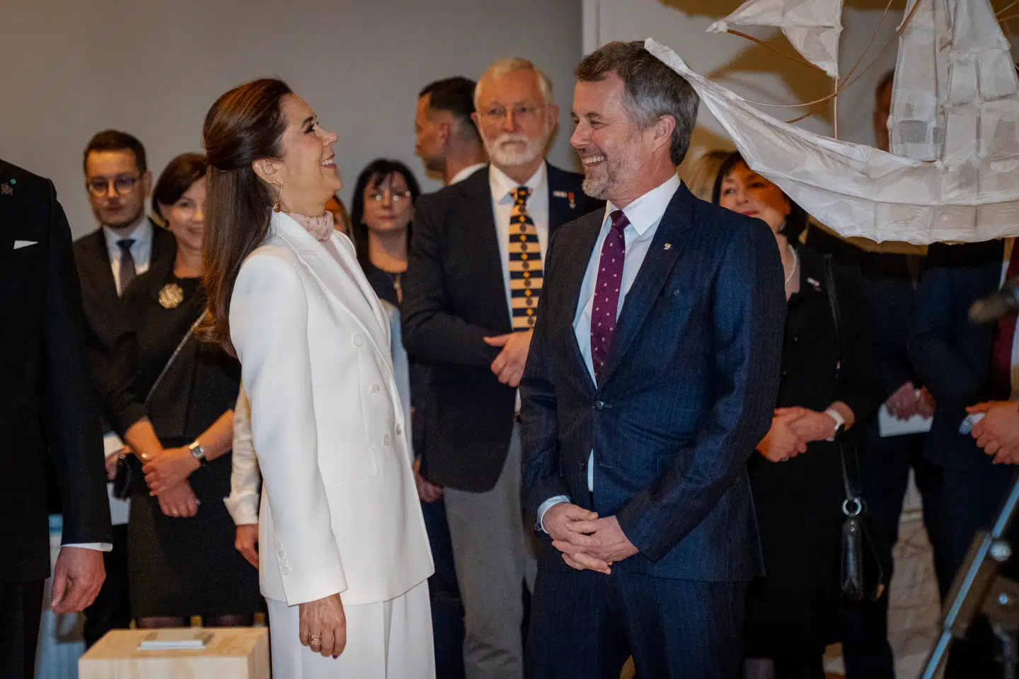 Erik Albæk stod lige bag sin ven kong Frederik, da de under åbningen af udstillingen blandt andet så installationen 'A Fleet of Friendship, Light and Hope', hvor både danske og litauiske børn og voksne har lavet lanterneskibe.