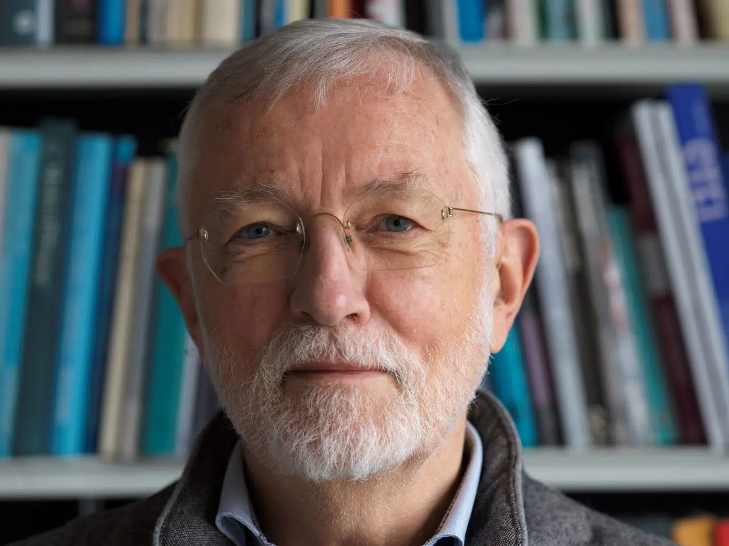 Erik Albæk er i dag professor på Syddansk Universitet, hvor han underviser i statskundskab og journalistik. Han er anerkendt og afholdt, og blandt andet hjalp han efter murens fald flere unge fra de nyligt selvstændiggjorte baltiske lande til at studere i Danmark. Foto: Knud Lindholm Lau