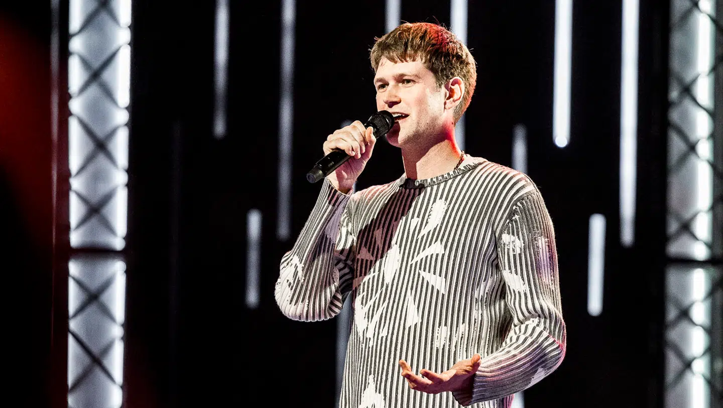 Deltageren Jakob imponerer med sin udgave af 'Jeg ved det godt'.