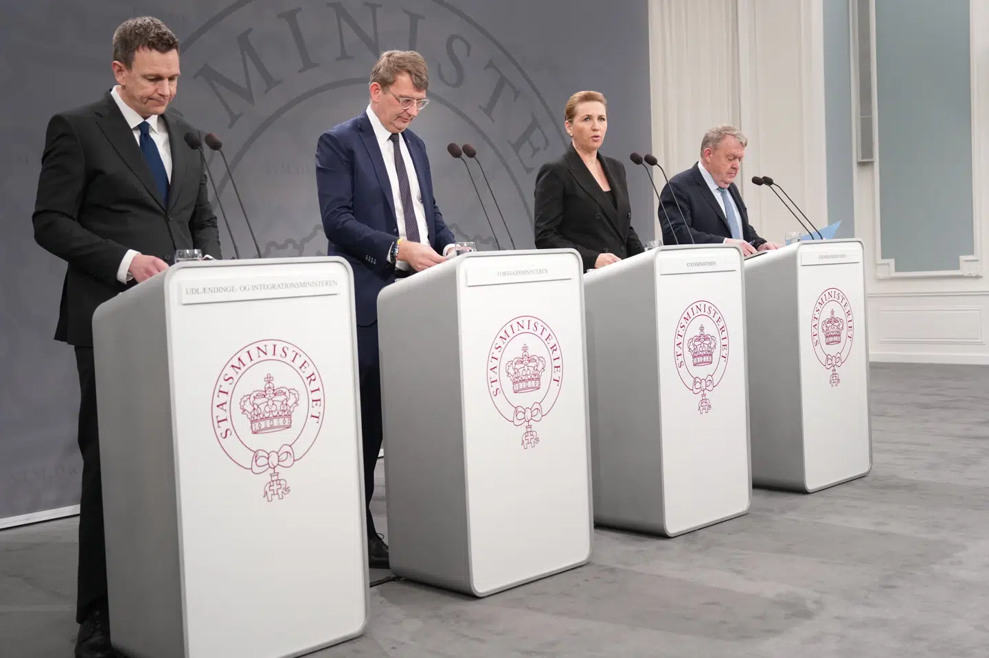 Statsminister Mette Frederiksen (S), vicestatsminister og forsvarsminister Troels Lund Poulsen (V), udenrigsminister Lars Løkke Rasmussen (M) og udlændinge- og integrationsminister Rasmus Stoklund (S) præsenterer regeringens nye udvisningsreform på et pressemøde i Statsministeriet.