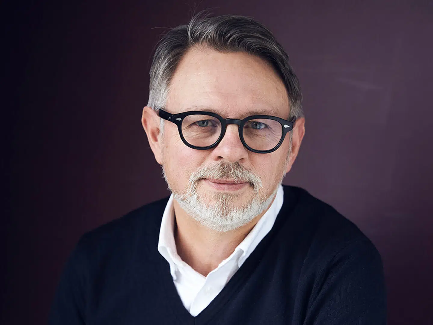 Erhvervspsykolog Asger Neumann fortæller, at romantik på arbejdspladsen er udbredt og ikke nødvendigvis altid bør undgås. Det vigtigste er, at ledelsen forholder sig aktivt til de tilfælde, hvor kolleger udvikler et forhold.