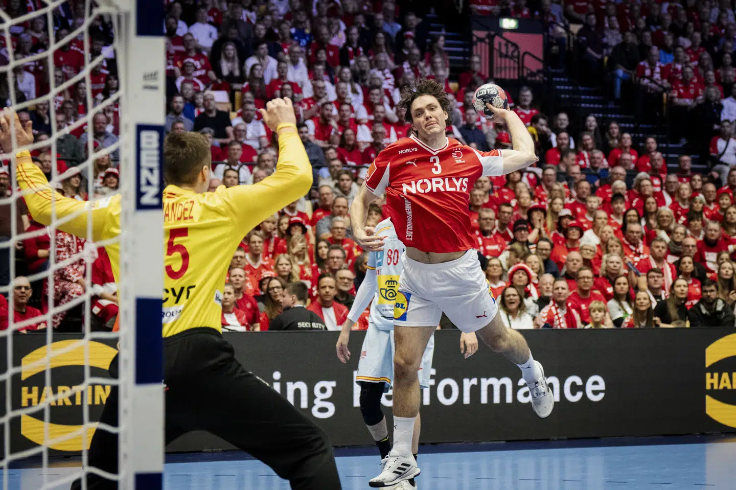 Efter at Niclas Kirkeløkke åbnede EM med to afbrændere på to forsøg i første kamp, har han været træfsikker fra fløjen. 14 af de næste 16 forsøg endte i nettet før kampen mod Island.