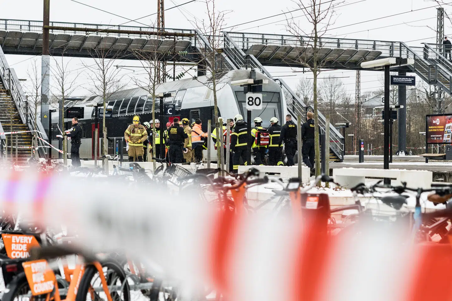 Politiet arbejder på Hellerup Station, hvor der skete en personpåkørsel fredag formiddag.