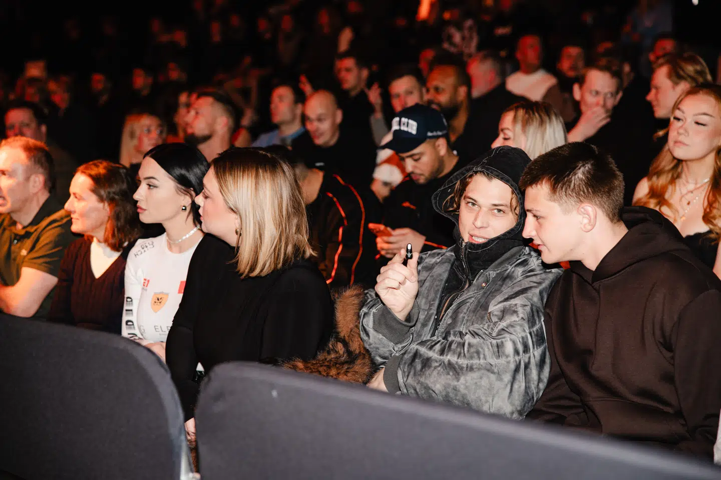 Irina Olsen og søsteren Victoria Babenko blev ikke mindst spottet sammen med Carl Knast til MMA-show i KB Hallen tidligere på måneden, hvor det spirende par hurtigt stoppede med at sidde ved siden af hinanden, da de opdagede de nysgerrige fotografer.