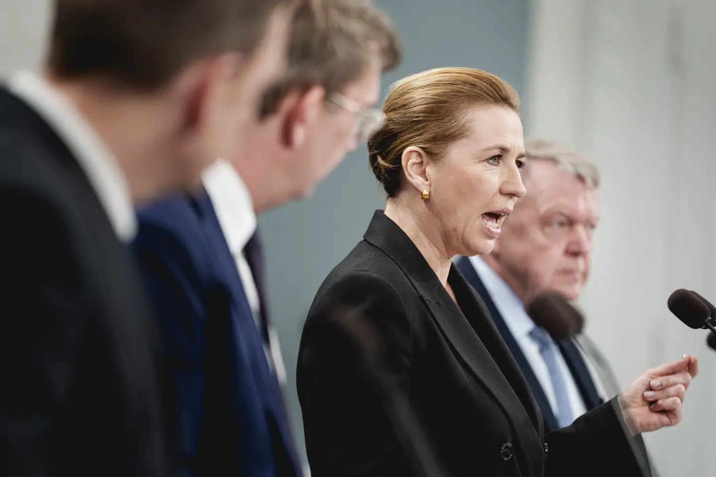 - Vi løber en risiko med det her, og den er vi villige til at løbe for at passe på danskerne, siger statsminister Mette Frederiksen (S) på et pressemøde i Spejlsalen i Statsministeriet fredag.