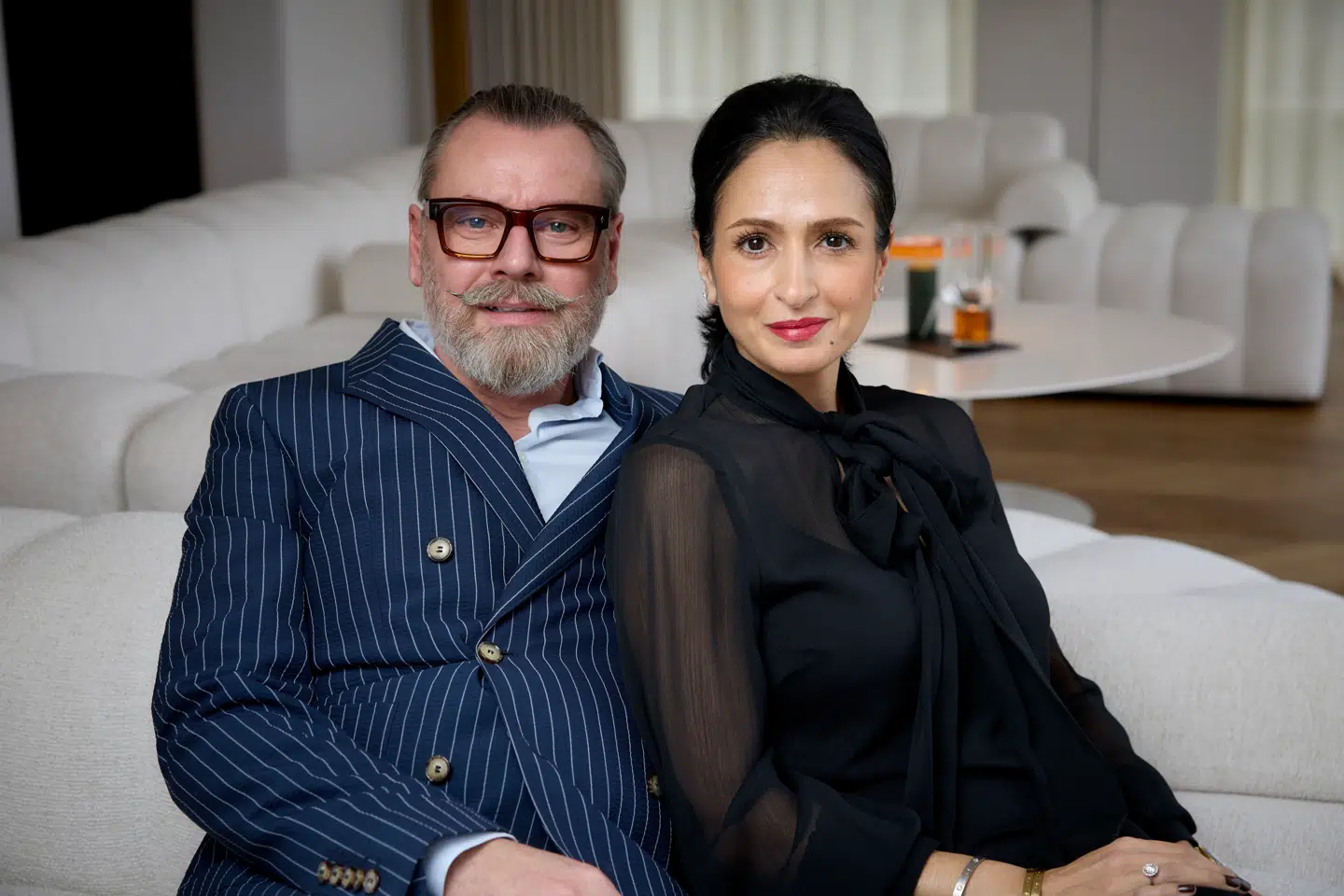 Lars Elbæk og hans Farnaz Elbæk er blandt andet kendt fra programmerne 'Vandkant til salg' og 'Elbæks - mægler for millioner'.