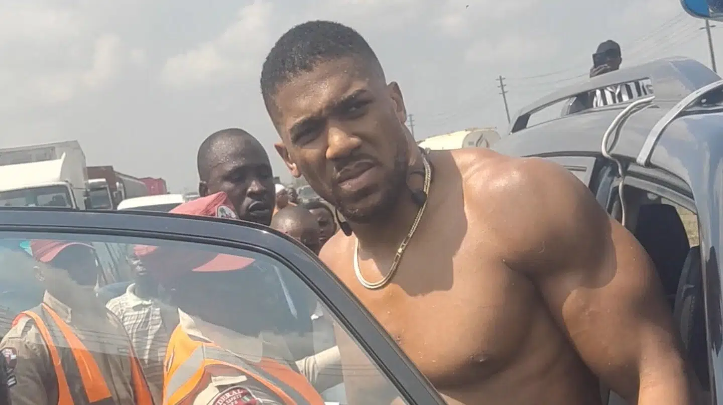 Anthony Joshua sad i bilen, men overlevede en dødsulykke nær Nigerias hovedstad