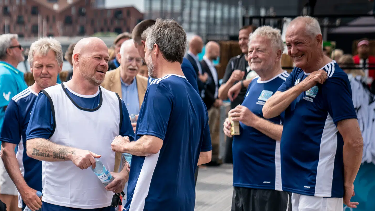Keld Heick (længst til højre) og kronprins Frederik (I midten med ryggen til) deltog i 2021 i en showkamp i forbindelse med EM i fodbold.