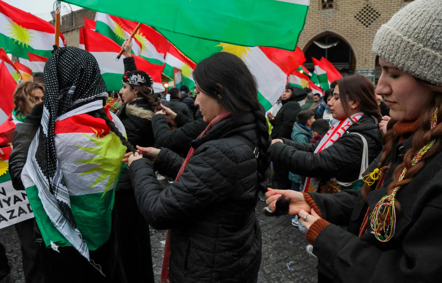 Kurdiske kvinder fletter hinandens hår i protest under en demonstration i Erbil, der er hovedstaden i Kurdistan, 23. januar 2026. Ifølge Yildiz Akdogan er det på tide, at kvinder tænkes ind, når vi taler om håndtering af konflikter i lande, hvor kvinder undertrykkes. Foto: Safin Hamid/AFP/Ritzau Scanpix