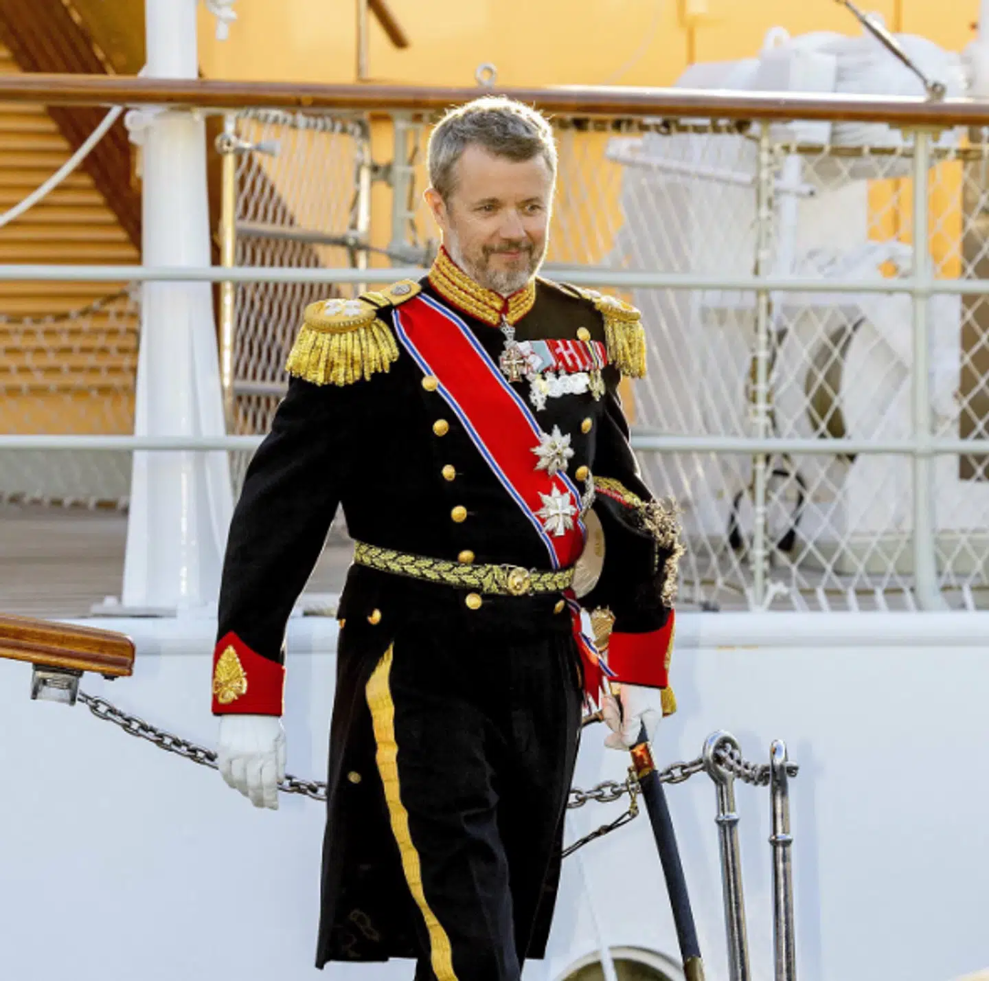 Kong Frederik bar både bånd og Storkors af Sankt Olavs Ordenen, da han i maj 2024 var på sit første officielle statsbesøg i Norge som konge. Foto: Albert Nieboer / Ritzau Scanpix