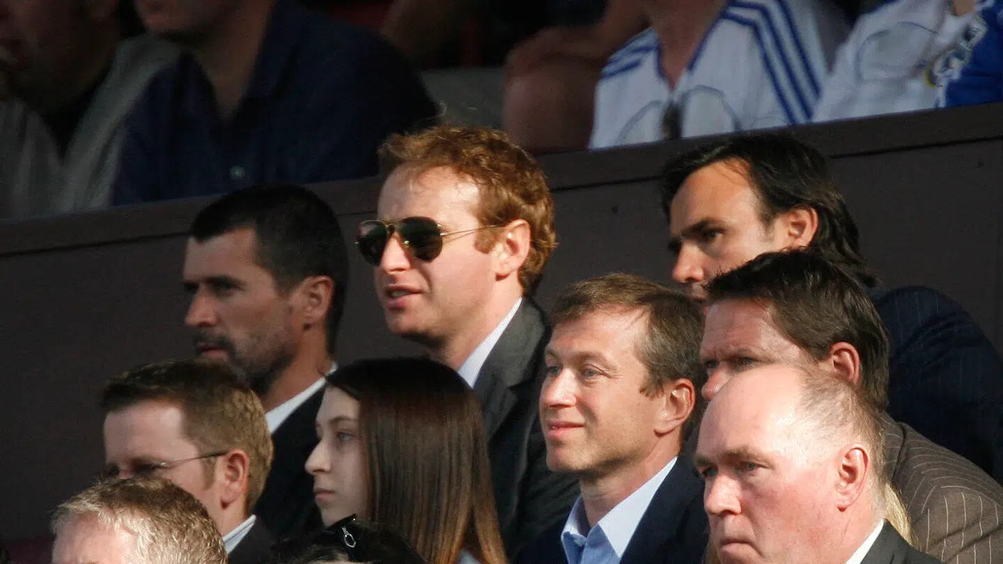 Roman Abramovich sidder ved siden af Arnesen, der er gemt bag herren i nederst højre hjørne.