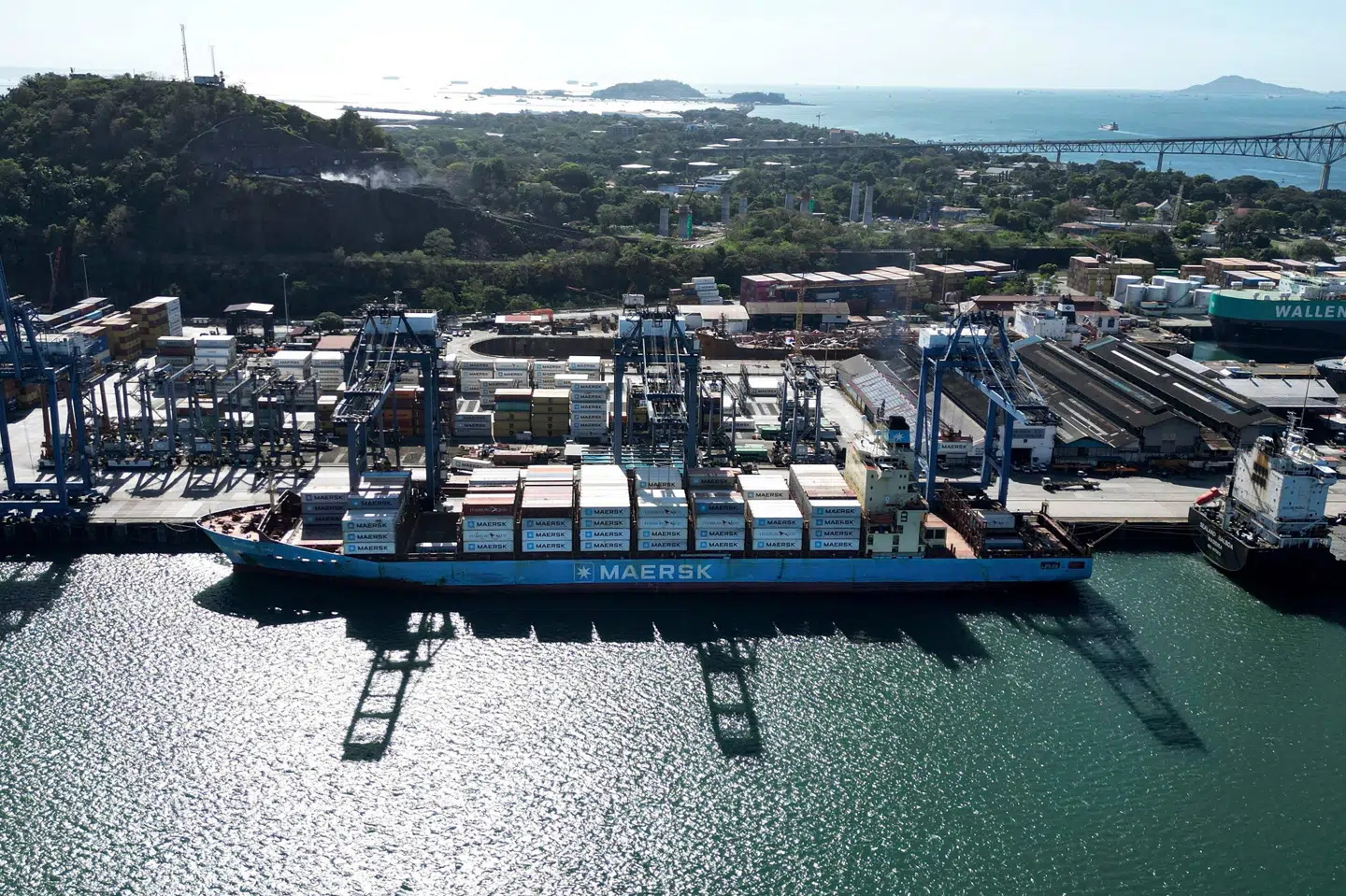 Panamas højesteret har annulleret havnekontrakter ved Panamakanalen, og regeringen indgår aftale med Mærsk om midlertidigt at overtage driften af to centrale containerterminaler.