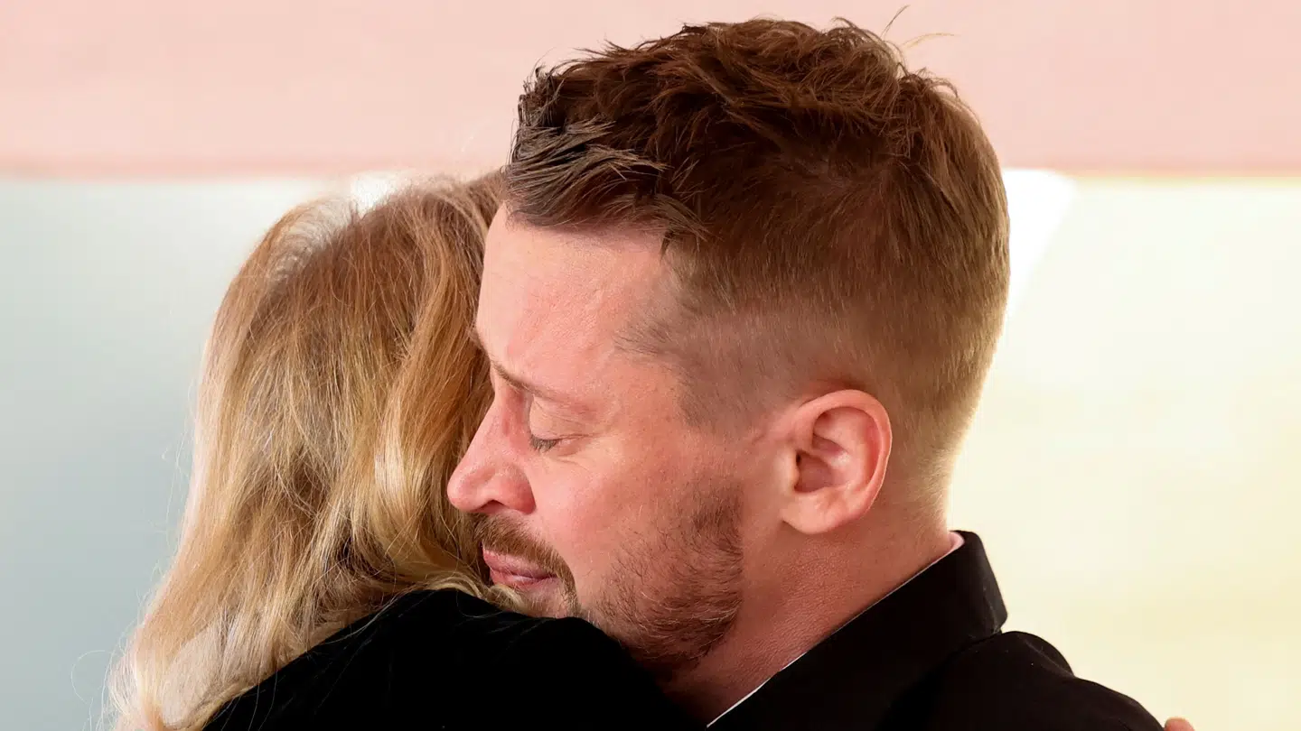 Her ses de to skuespillere Catherine O'Hara og Macaulay Culkin give hinanden et kram. (Arkivfoto)