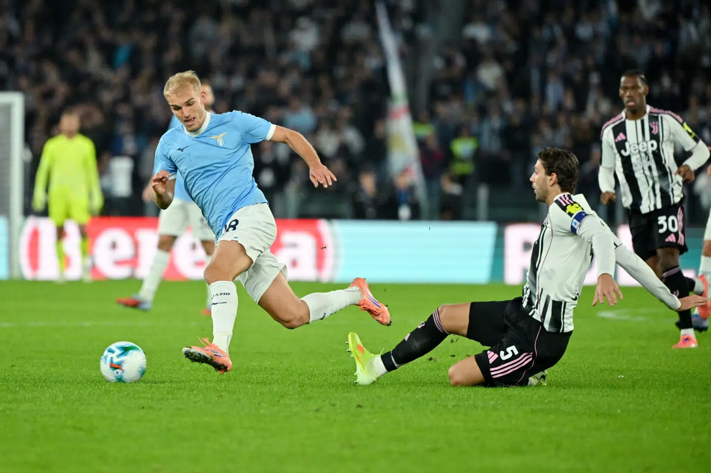 Gustav Isaksen (til venstre) havde vigtige aktioner for Lazio. (Arkivfoto).