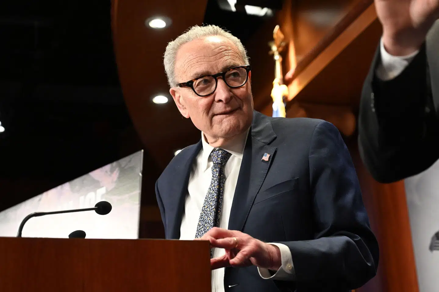 Demokraternes minoritetsleder i Senatet, Chuck Schumer, taler på et pressemøde fredag, efter at Senatet har givet grønt lys til budgetpakke og forlængelse af finansiering til ministeriet for indenrigssikkerhed.