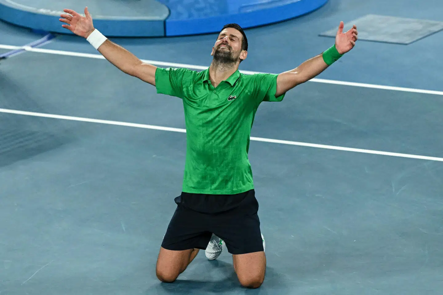 Novak Djokovic jubler efter fredagens sejr over Jannik Sinner.