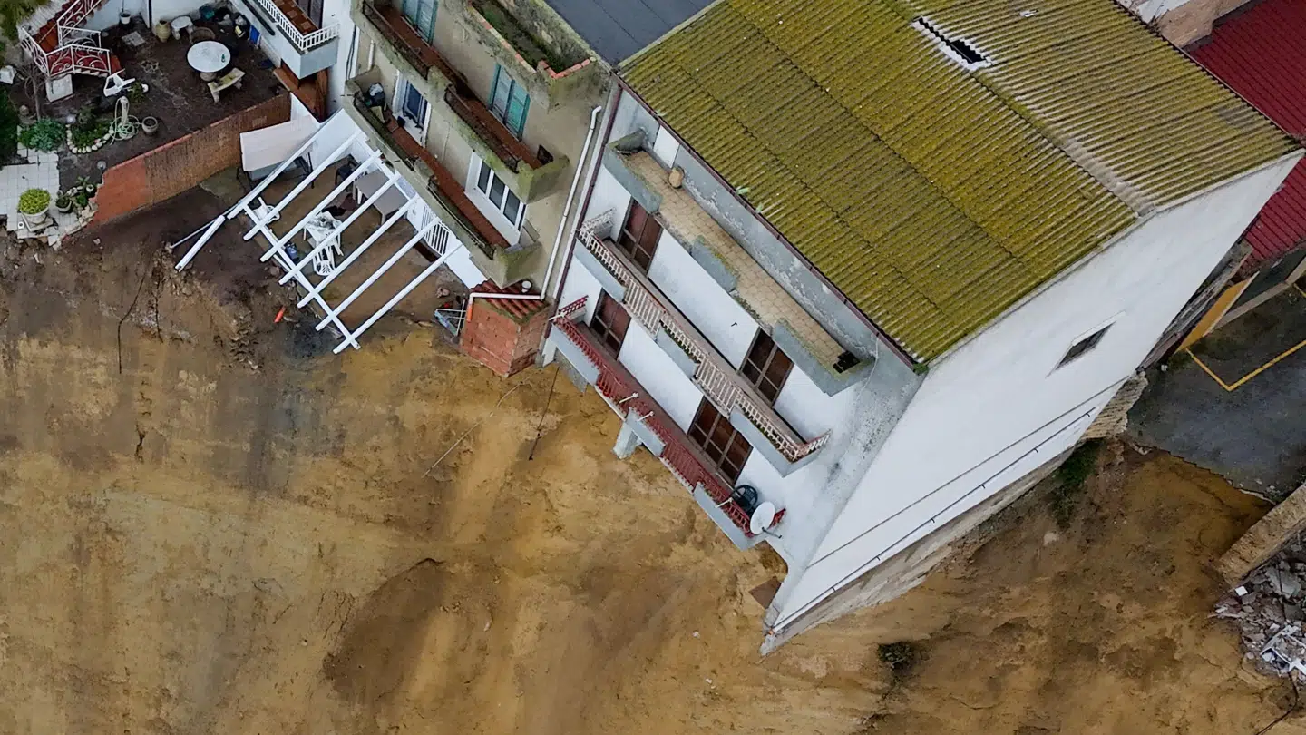 Her ses en bygning, der er få meter fra at skride ud over kanten efter jordskreddet i Niscemi.