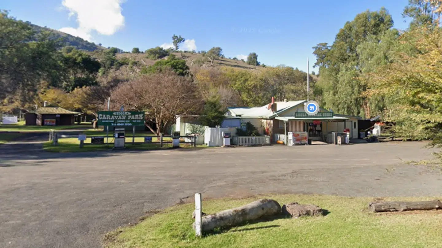 Den australske by Licola er sat til salg. Butikken her drives af Leanne O'Donnell, som nu kan blive tvunget væk.