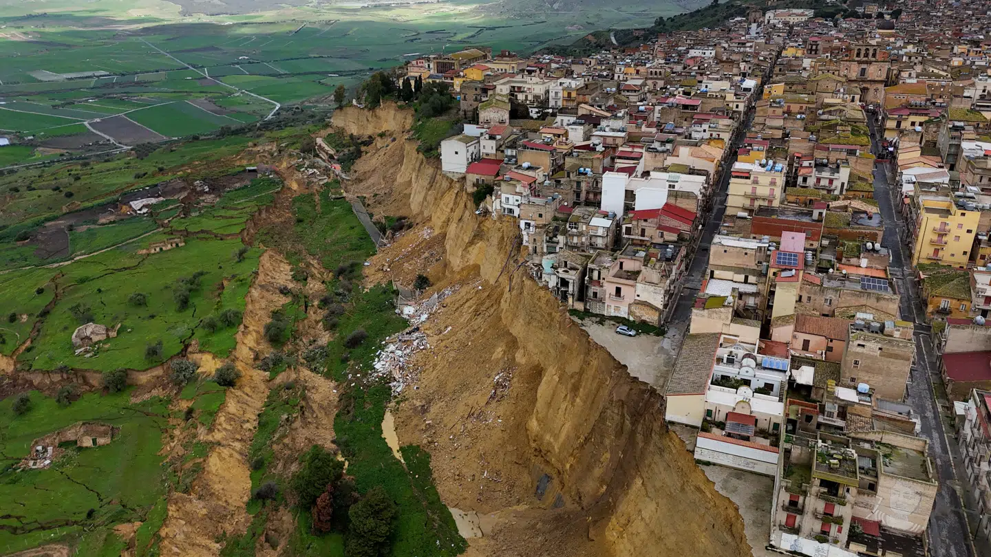 Dele af byen på Sicilien hænger nu ud over en skrænt efter et omfattende jordskred.