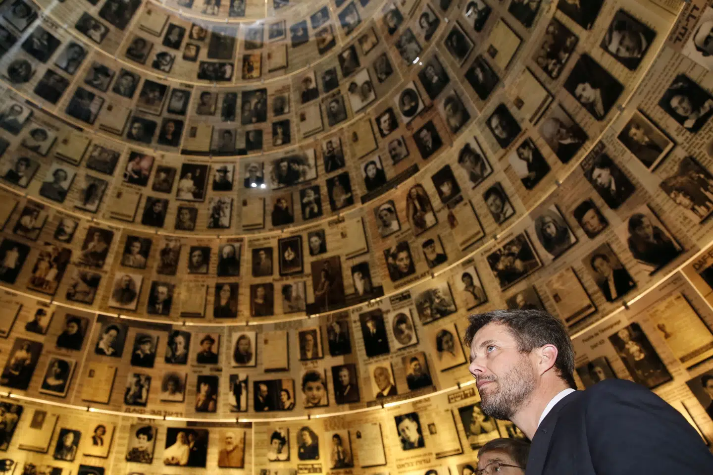 Daværende kronprins Frederik ser på billeder af jødiske Holocaust-ofre under et besøg på museet Yad Vashem Holocaust Memorial i Israel 30. oktober 2013. Kronprinsen er omtalt i en mail, som Jeffrey Epstein er blandt modtagerne af, om en mindekoncert, der blev holdt samme aften. Mailen er blevet offentliggjort som del af de såkaldte Epstein-filer. (Arkivfoto).
