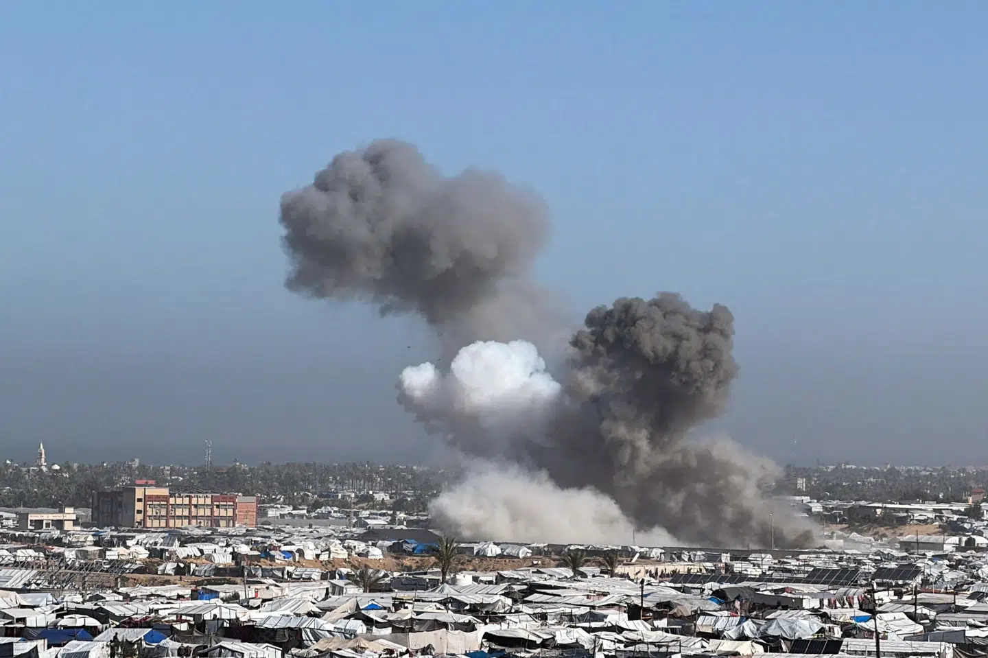 Ifølge sundhedsmyndigheder i Gaza angreb Israel lørdag en teltlejr i Khan Younis.