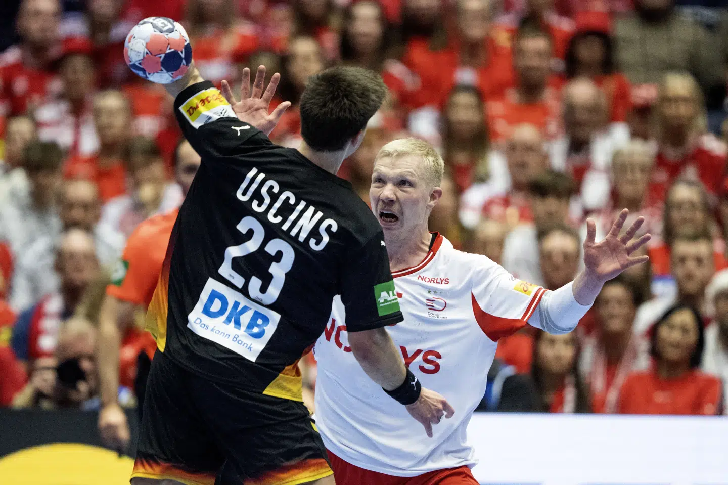 Renars Ušcins løsnede kanonen 13 gange i mellemrundekampen Danmark. De syv af gangene var det dog med løst krudt.