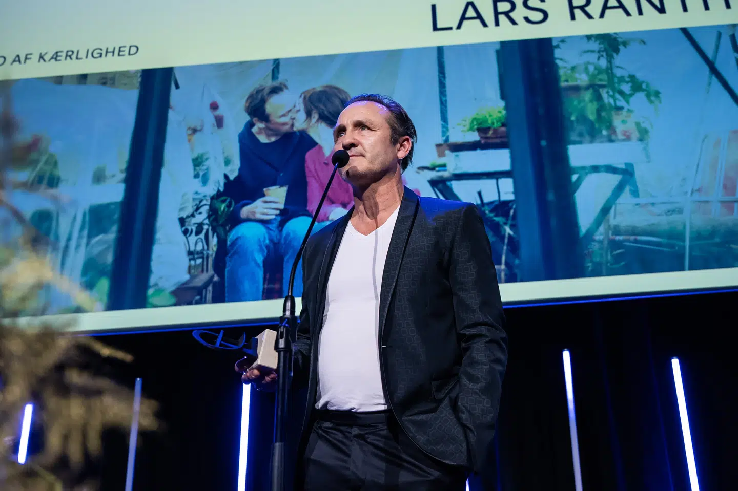 Robert Prisen er opkaldt efter kunstneren Robert Jacobsen, der har skabt den statuette, som modtagerne får overrakt. Her ses Lars Ranthe med sin Robert, som han modtog sidste år for sin præstation i dramaet "Fuld af kærlighed". (Arkivfoto).