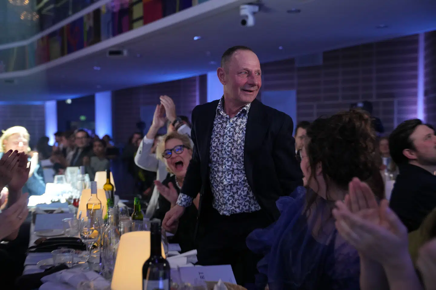 En rørt Jan Linnebjerg på vej til scenen i Hotel & Congress Center i København for at modtage en Robert. - Det betyder et stort, stort skulderklap, siger den nykårede prismodtager.