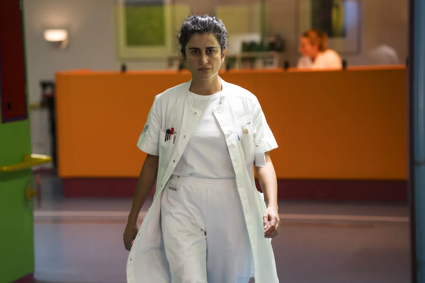 "Det andet offer" udspiller sig på en neurologisk afdeling, hvor en læge på en hektisk vagt foretager et fejlskøn, der får fatale følger. Özlem Saglanmak modtog en Robert for sin rolle som lægen i filmen. (PR-foto).