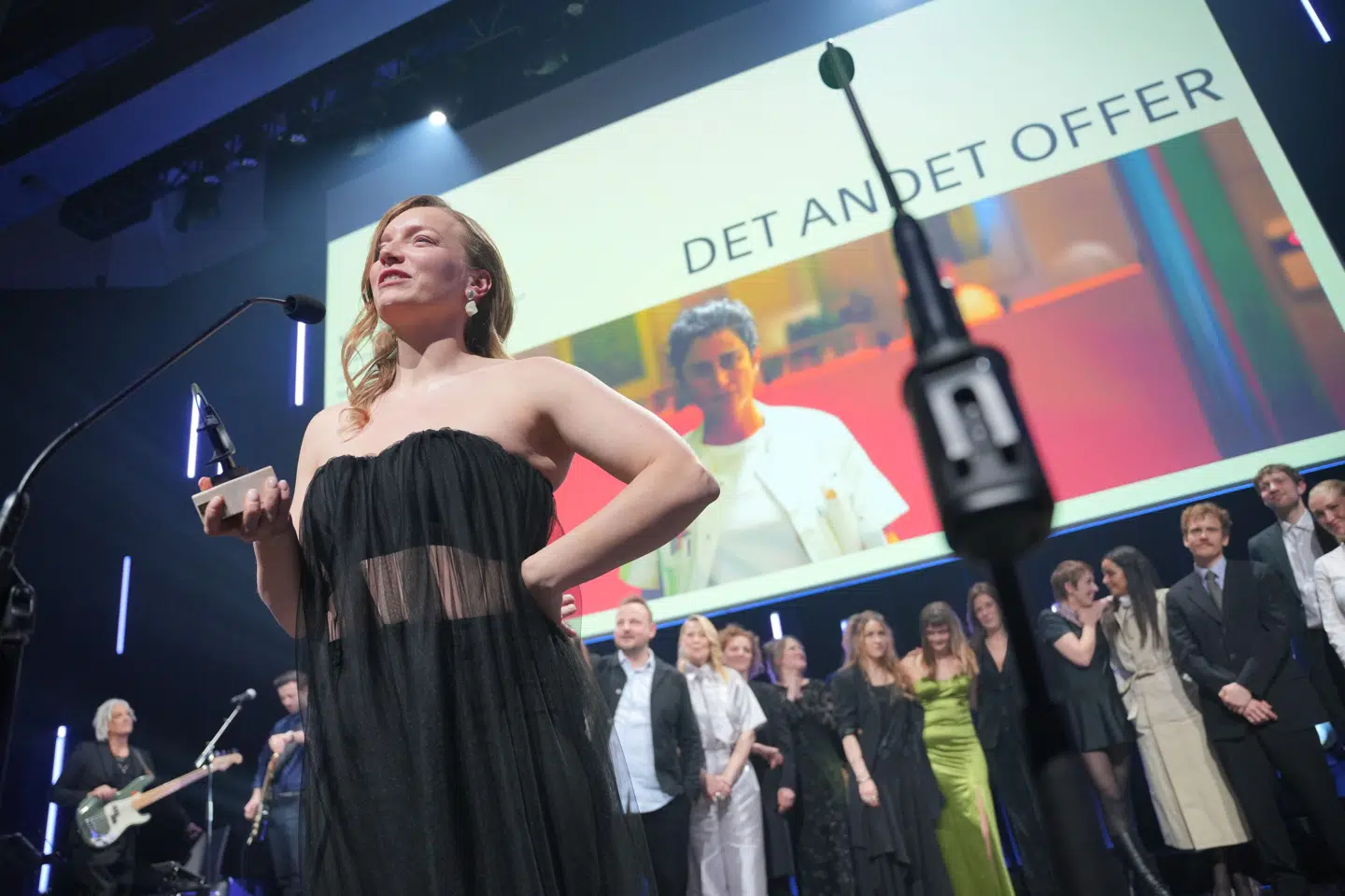 "Det andet offer" er instrueret af spillefilmsdebutanten Zinnini Elkington, som kunne fejre debuten med en Robert for Årets Instruktør. Hun fik endnu en til samlingen for manuskriptet til filmen.