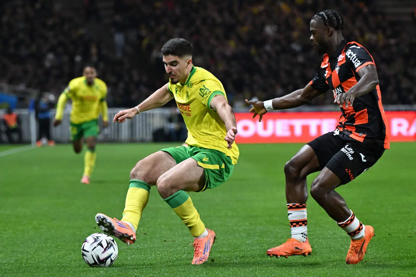 Kantspilleren Mayckel Lahdo (til venstre) skifter til Brøndby. (Arkivfoto).