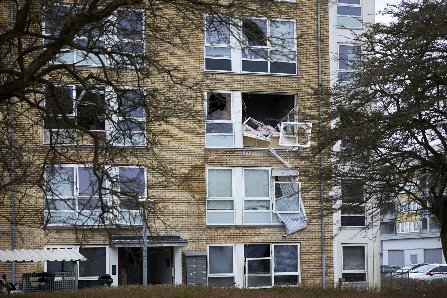 Politiet og teknikere er til stede i Korsløkkeparken i Odense søndag den 1. februar 2026. Natten til søndag har en eksplosion fundet sted, og 11 borgere er evakueret. (Foto: Robert Wengler/Scanpix 2026)