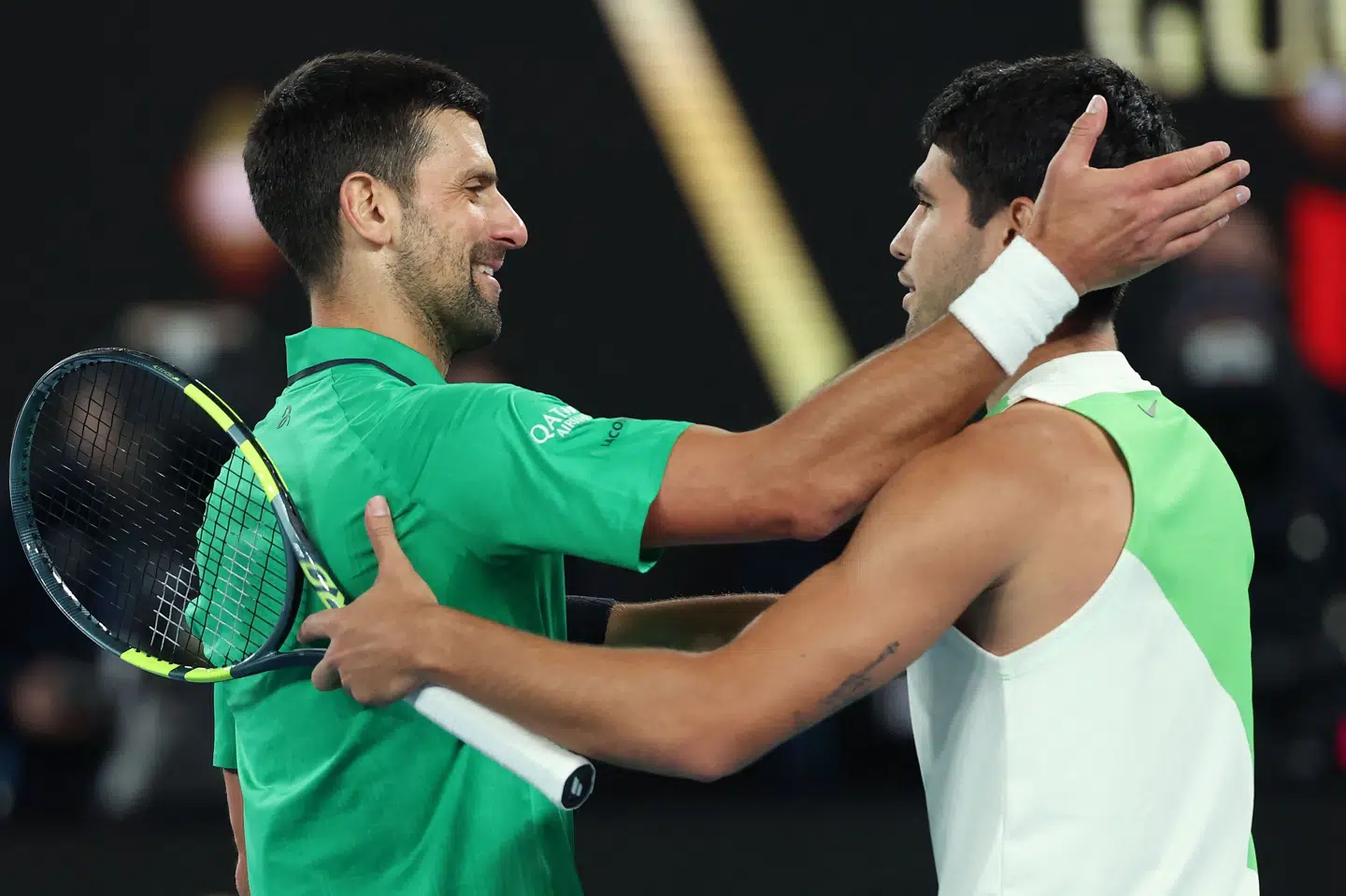 Novak Djokovic (til venstre) lykønskede Carlos Alcaraz efter finalen i Australian Open.