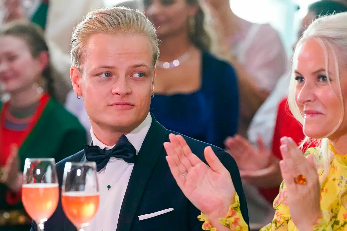 Marius Borg Høiby og kronprinsesse Mette-Marit fotograferet til en fest tilbage i 2022.