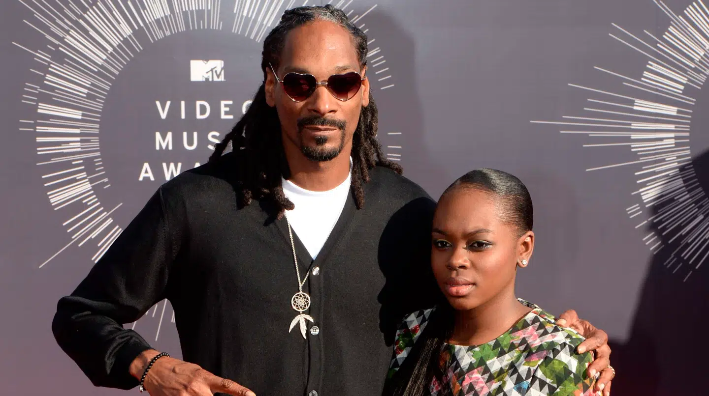 Snoop Doggs datter, Cori Broadus (th.), meddelte lørdag, at hendes datter ikke længere er blandt os.