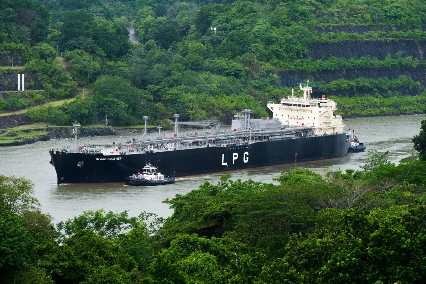 Panamas højesteret har annulleret en kontrakt med et kinesisk selskab ved Panamakanalen, og i stedet er Mærsk blevet bedt om at overtage driften af to centrale containerterminaler. Her sejler et tankskib gennem kanalen.