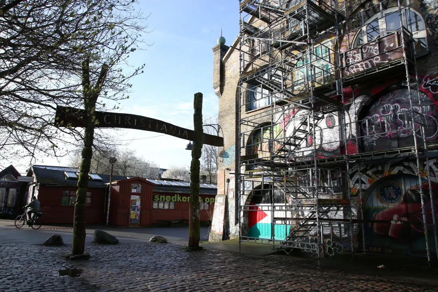Christiania er en 34 hektar stor bydel på Christianshavn i København, hvor der anslås at bo omkring 850 mennesker. Området rummede tidligere Bådmandsstrædes Kaserne, som dog blev rømmet i perioden fra 1970-71, hvorefter christianitterne rykkede ind og oprettede deres egen fristad. (Arkivfoto).