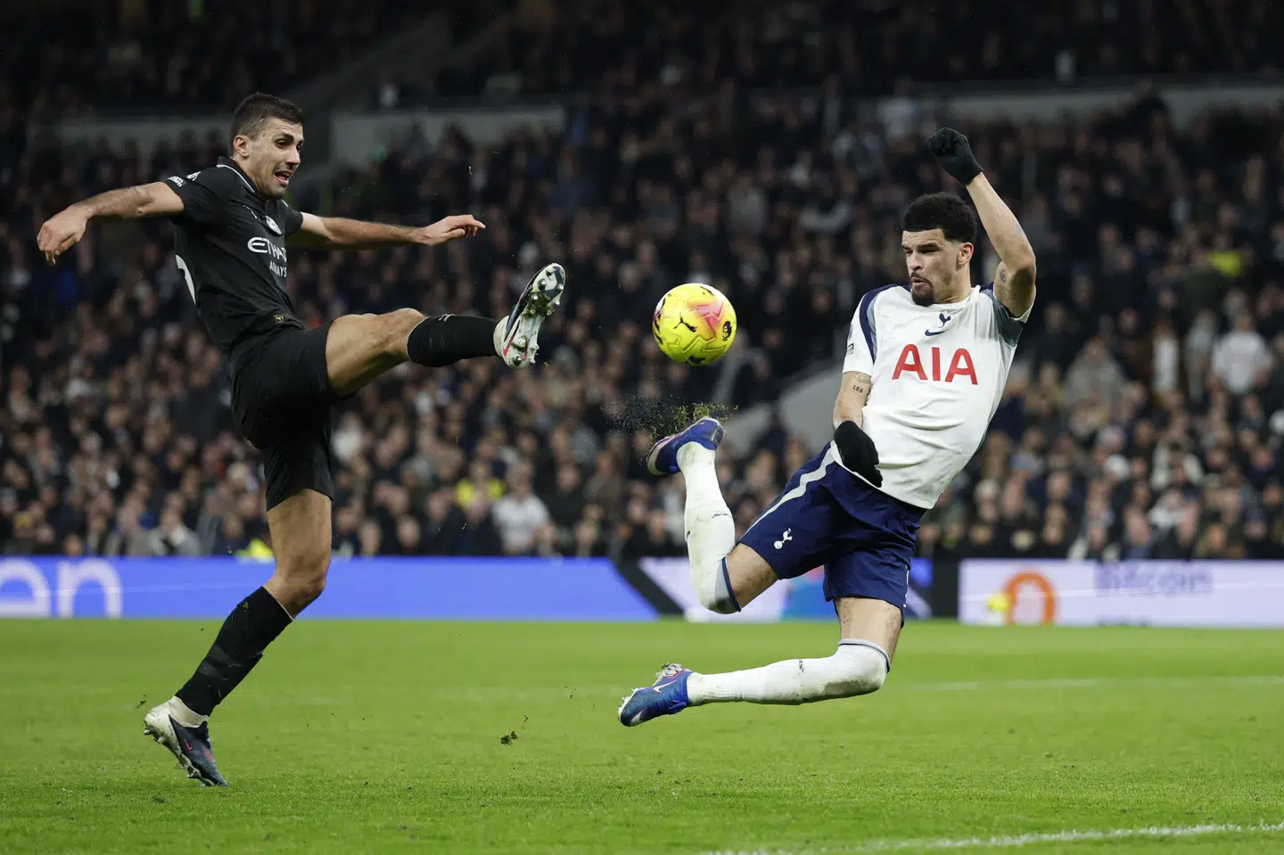 En vild hælscoring fra Dominic Solanke betød, at Tottenham spillede 2-2 mod Manchester City.