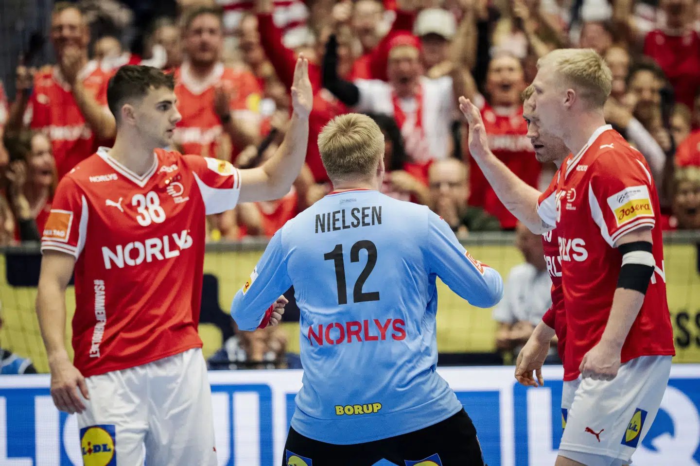 Mads Hoxer og Magnus Saugstrup leverede en stor indsats i det danske midterforsvar i EM-finalen mod Tyskland.