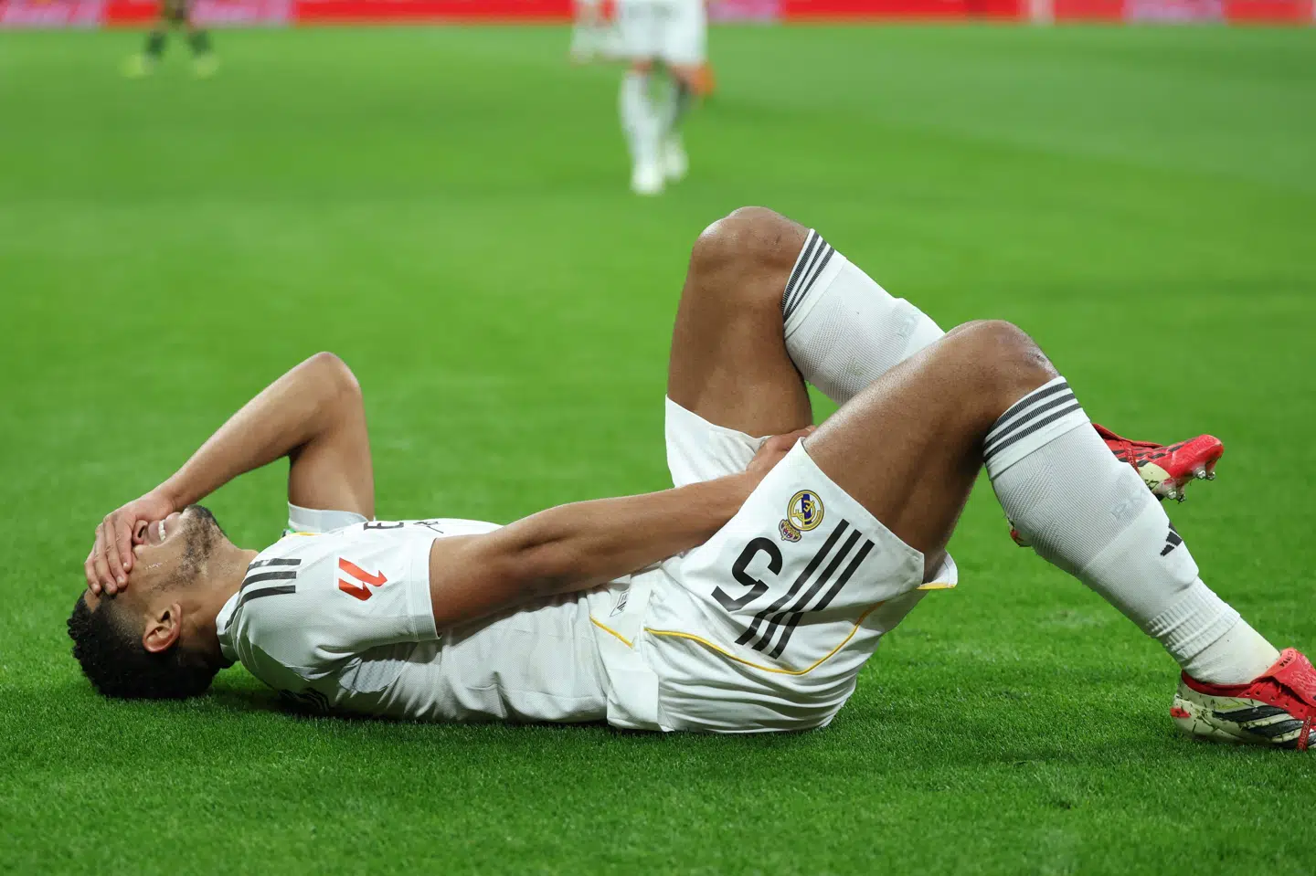 Jude Bellingham tager sig til baglåret i søndagens opgør mod Rayo Vallecano på Bernabeu i den spanske hovedstad. Han har fået en muskelskade i baglåret, bekræfter klubben.