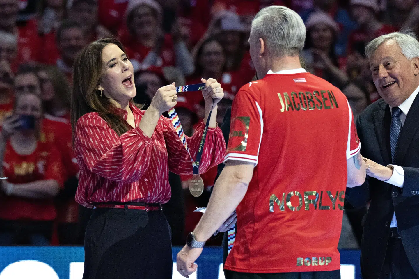 Dronning Mary overrakte EM-guldmedaljen til landstræner Nikolaj Jacobsen efter finalesejren over Tyskland.