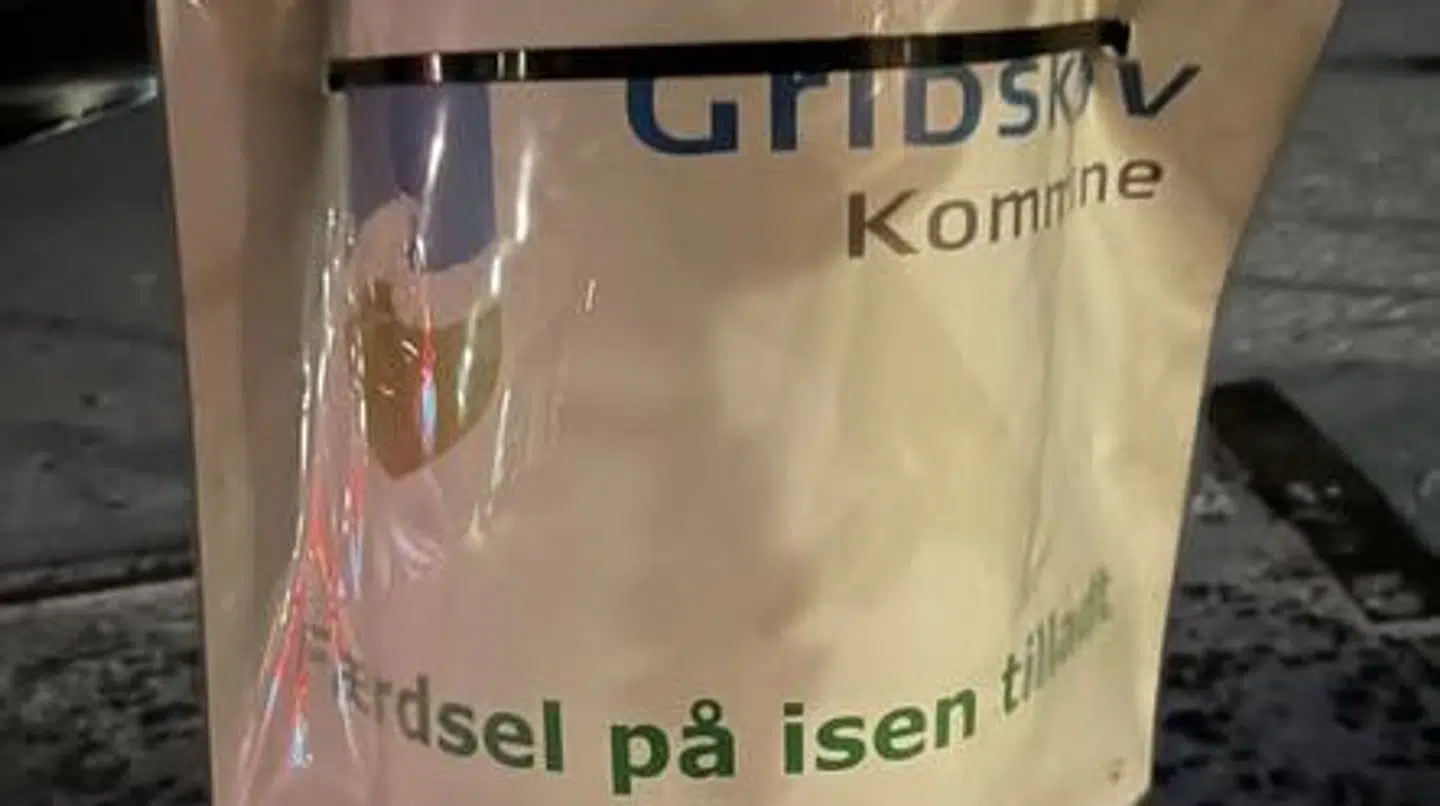 Et skilt som dette indikerer, at man kan gå på isen.