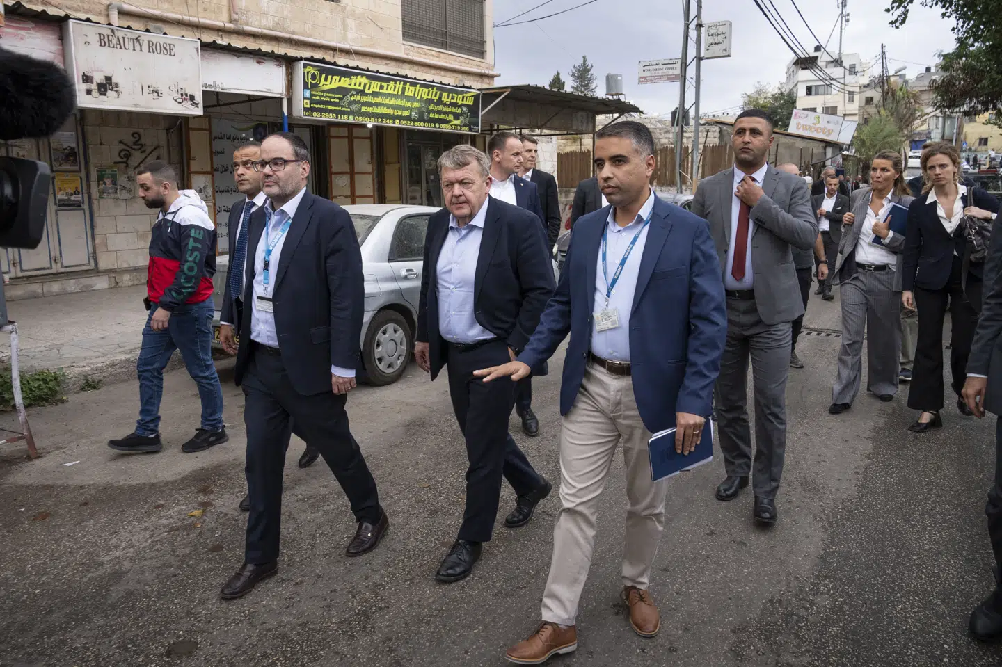 Udenrigsminister Lars Løkke Rasmussen (M) har tidligere set UNRWA's arbejde fra nærmeste hold. I november 2023 var Løkke eksempelvis på besøg i en flygtningelejr på Vestbredden. (Arkivfoto).