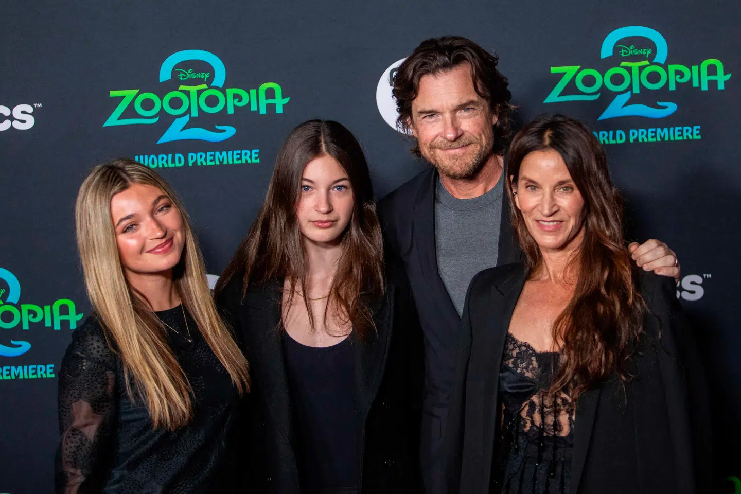 Skuespilleren Jason Bateman deltager sammen med sin hustru Amanda Anka og deres døtre Maple Sylvie og Francesca Nora i verdenspremieren på Zootopia 2 fra Walt Disney Animation Studios i Los Angeles den 13. november 2025 Jason Bateman har igen lagt stemme til figuren Nick Wilde.