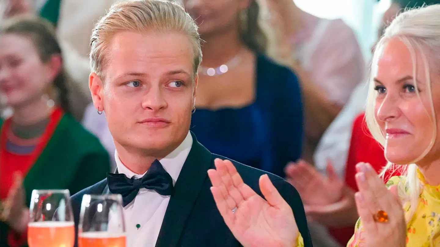 Marius Høiby er søn af kronprinsesse Mette-Marit fra et tidligere forhold, og som »udefrakommende« er han hverken en del af arvefølgen eller det officielle kongehus.