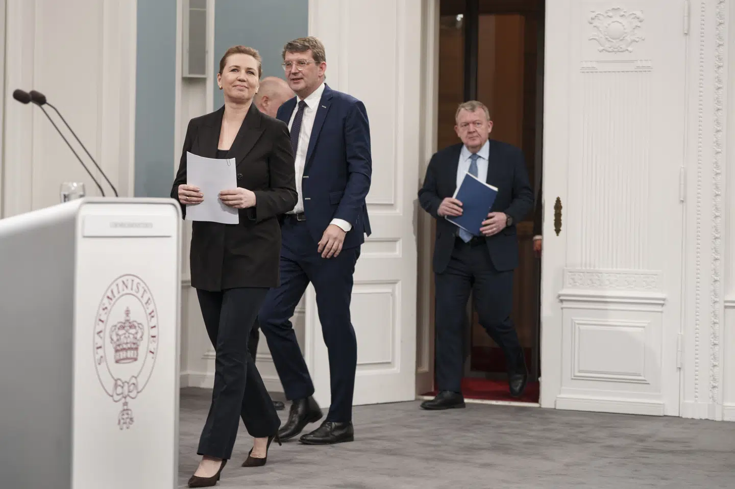 Statsminister Mette Frederiksen (S), forsvarsminister Troels Lund Poulsen (V) og udenrigsminister Lars Løkke Rasmussen (M) har haft travlt i januar med sagen om Grønlands fremtid. Undervejs blev der også landet en aftale om fødevarecheck - samt præsenteret et udspil til en udvisningsreform fredag den 30. januar i Statsministeriet. (Arkivfoto).