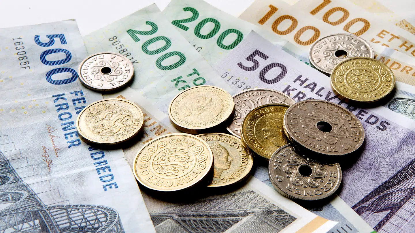 Hvis man vil have feriepengene vekslet til kontanter, skal de hæves i banken, for de bliver sat ind på modtagernes konti.